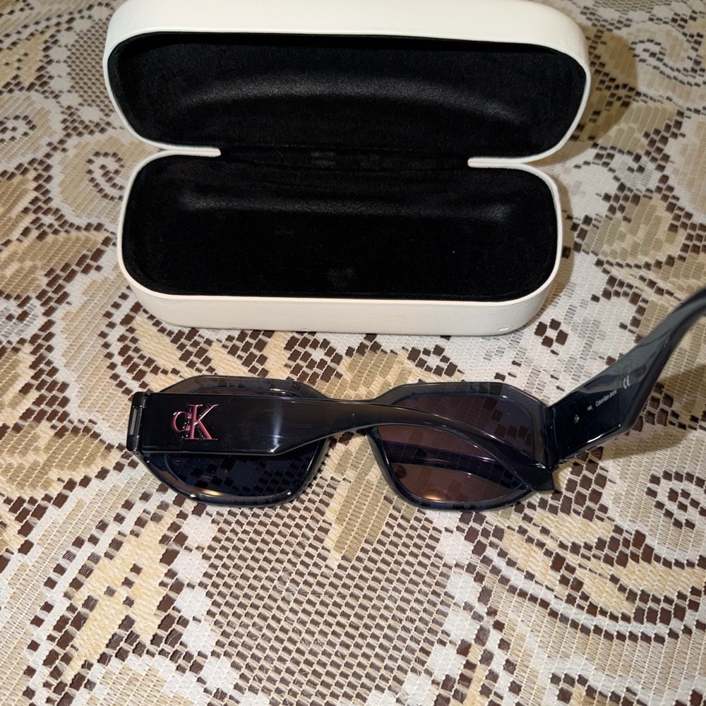 Calvin Klein Jeans Black Sunglasses With Pink Lenses View 4